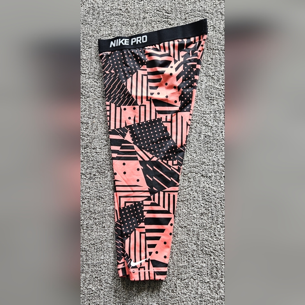 Nike pro capri size small